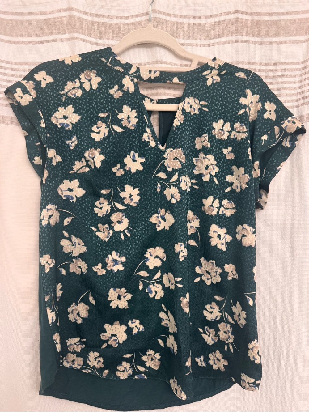 Fortune + Ivy Floral Print V-Neck Women's Top in Dark Green